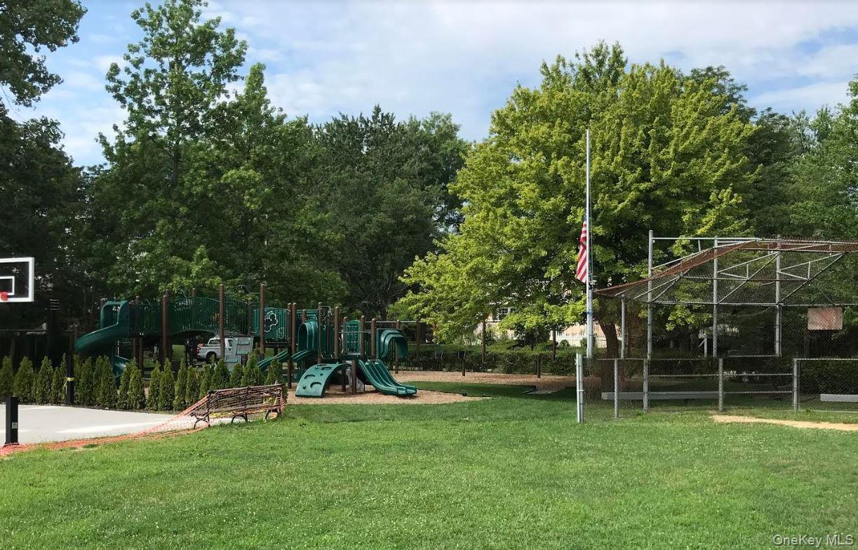 42-30 Douglaston Parkway # 3L, Douglaston, NY 11363