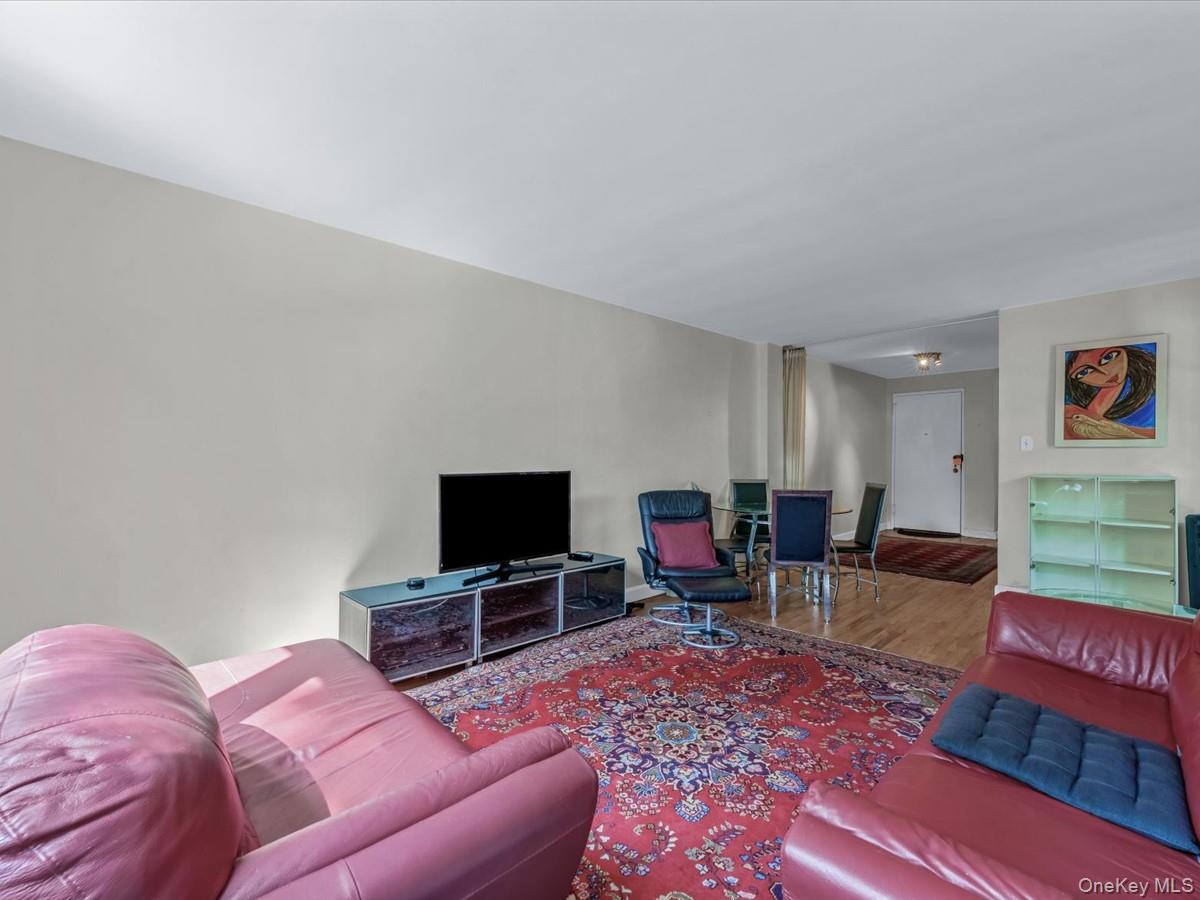 42-30 Douglaston Parkway # 3L, Douglaston, NY 11363