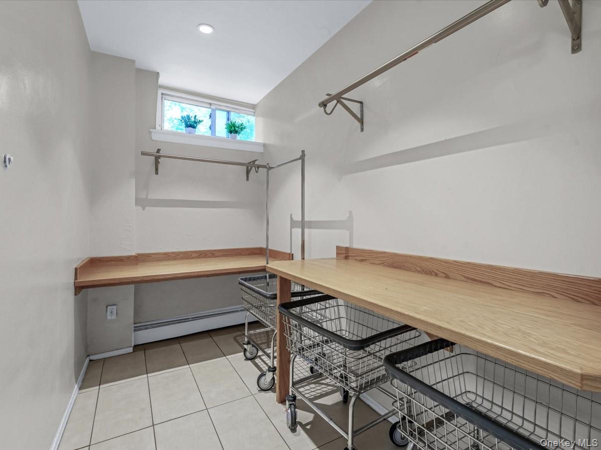 42-30 Douglaston Parkway # 3L, Douglaston, NY 11363