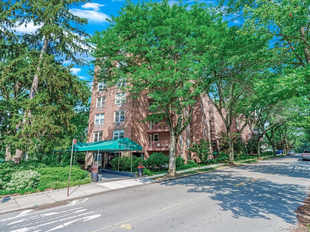 42-30 Douglaston Parkway # 3L, Douglaston, NY 11363