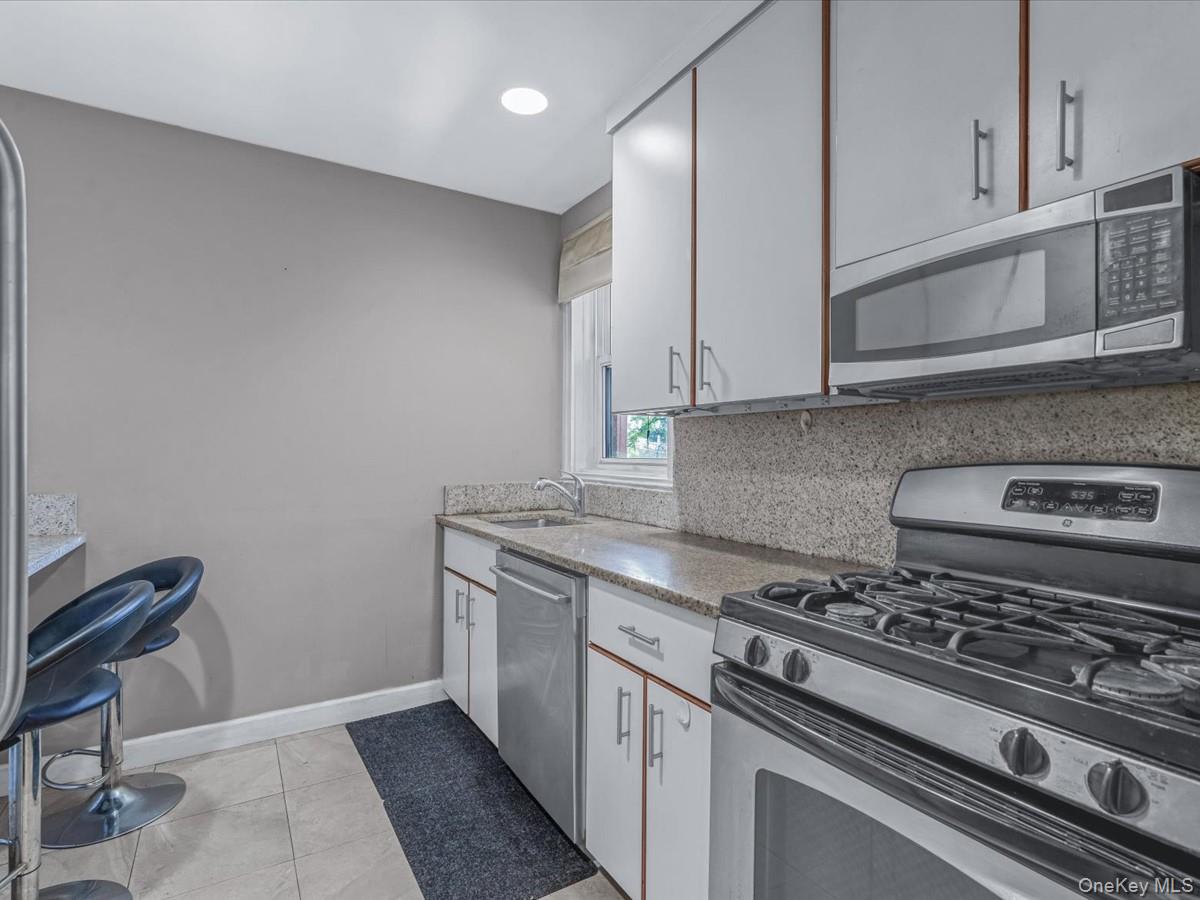 42-30 Douglaston Parkway # 3L, Douglaston, NY 11363