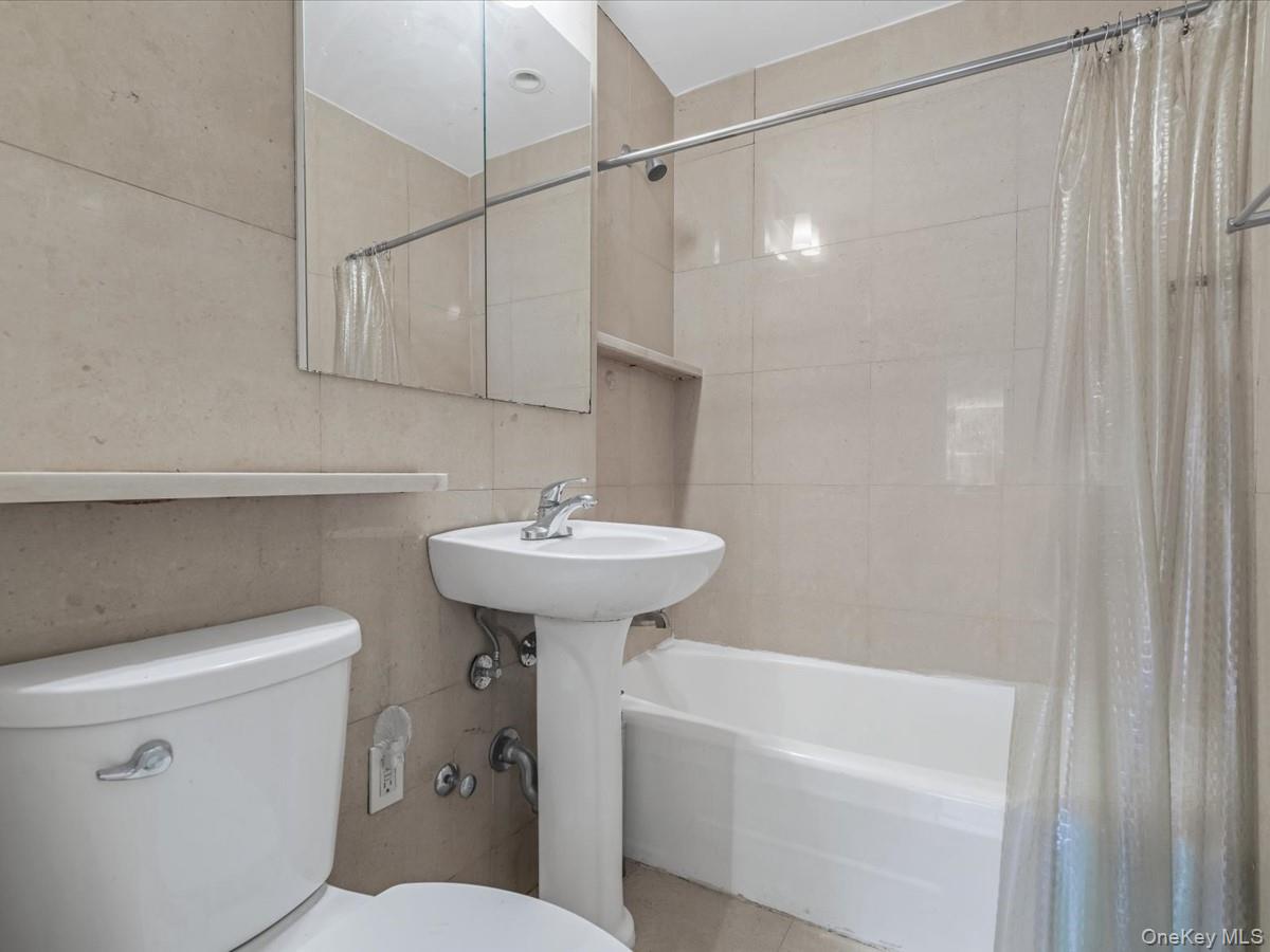 42-30 Douglaston Parkway # 3L, Douglaston, NY 11363