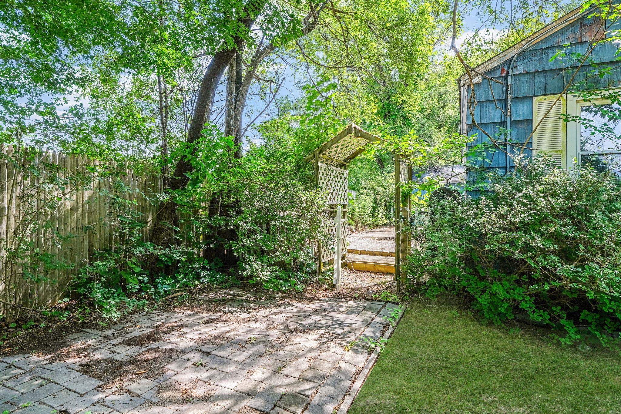 9 Private Road, Medford, NY 11763