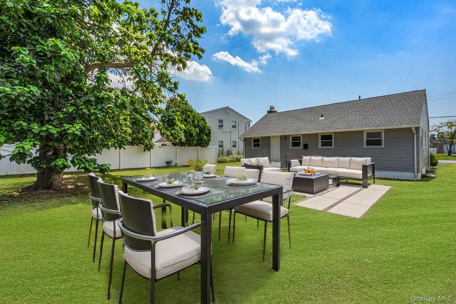 19 Dakota Street, Hicksville, NY 11801