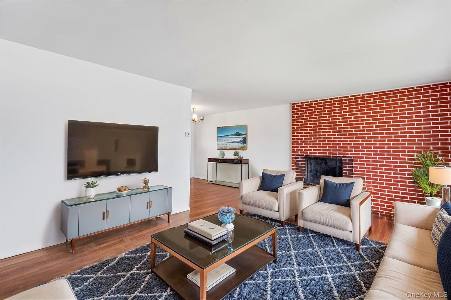 19 Dakota Street, Hicksville, NY 11801