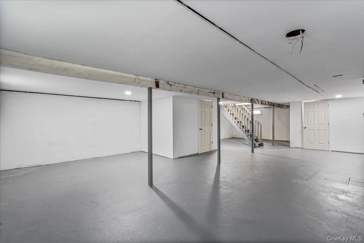 19 Dakota Street, Hicksville, NY 11801