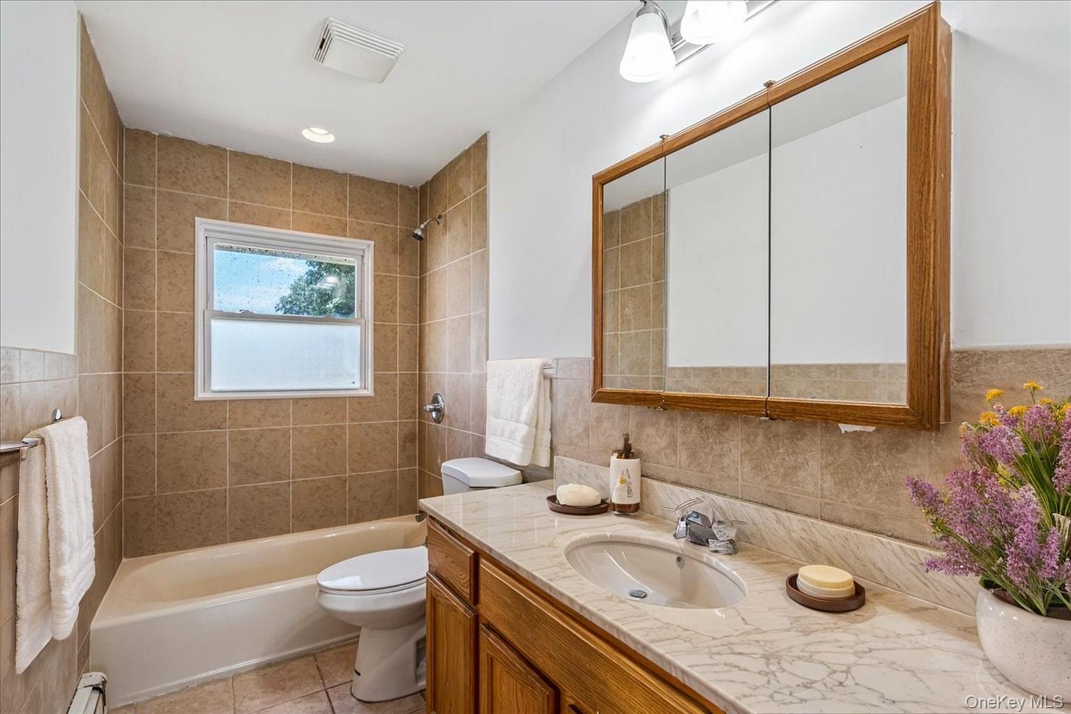 19 Dakota Street, Hicksville, NY 11801