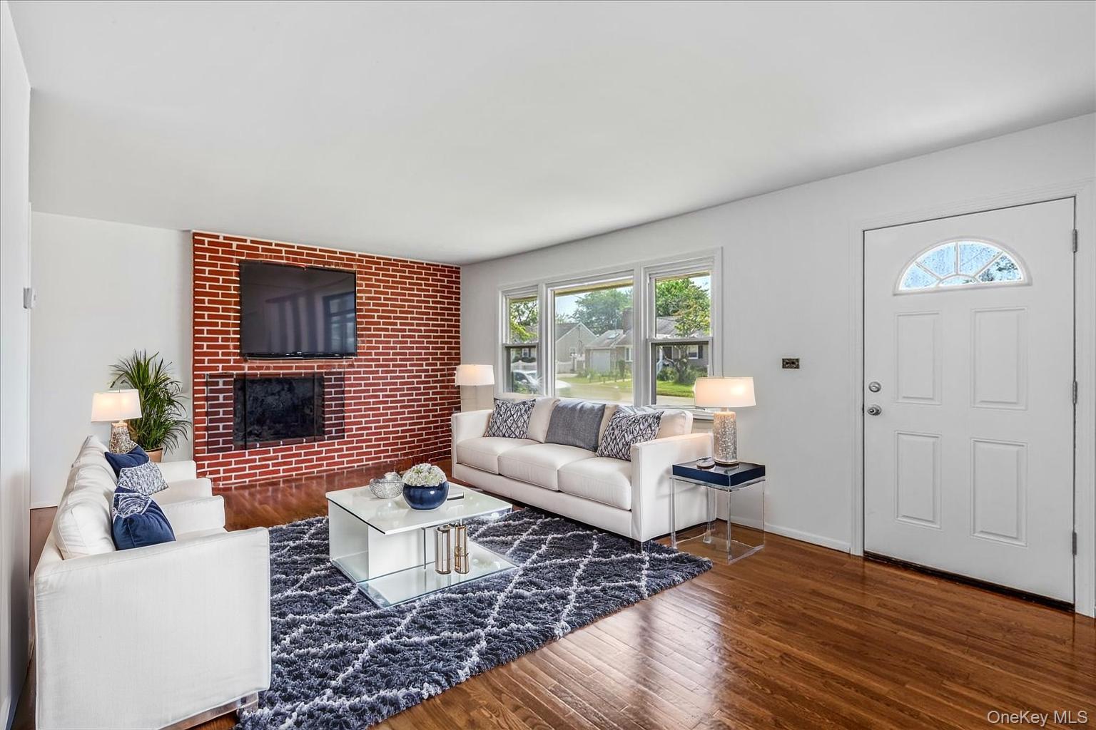 19 Dakota Street, Hicksville, NY 11801