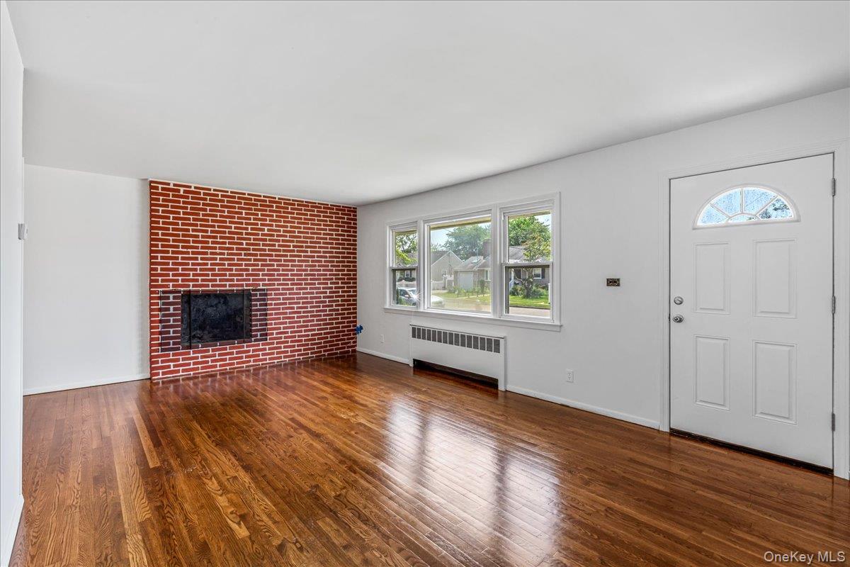 19 Dakota Street, Hicksville, NY 11801