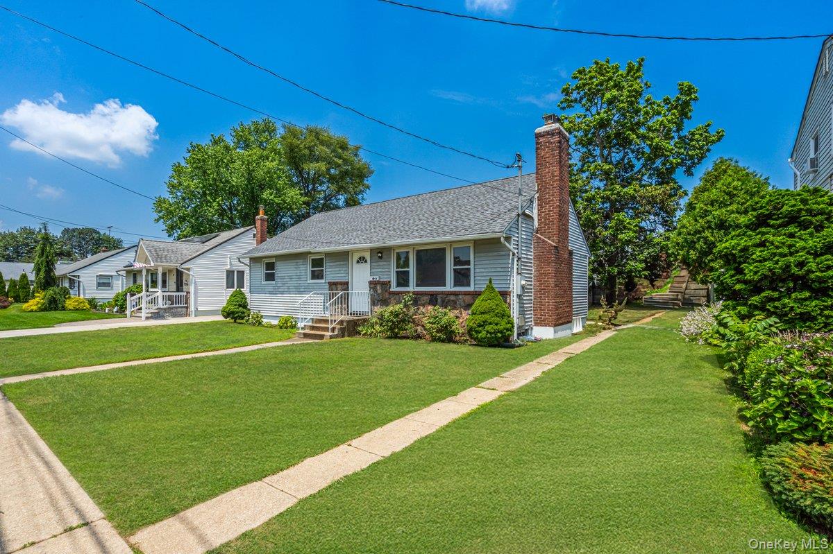 19 Dakota Street, Hicksville, NY 11801