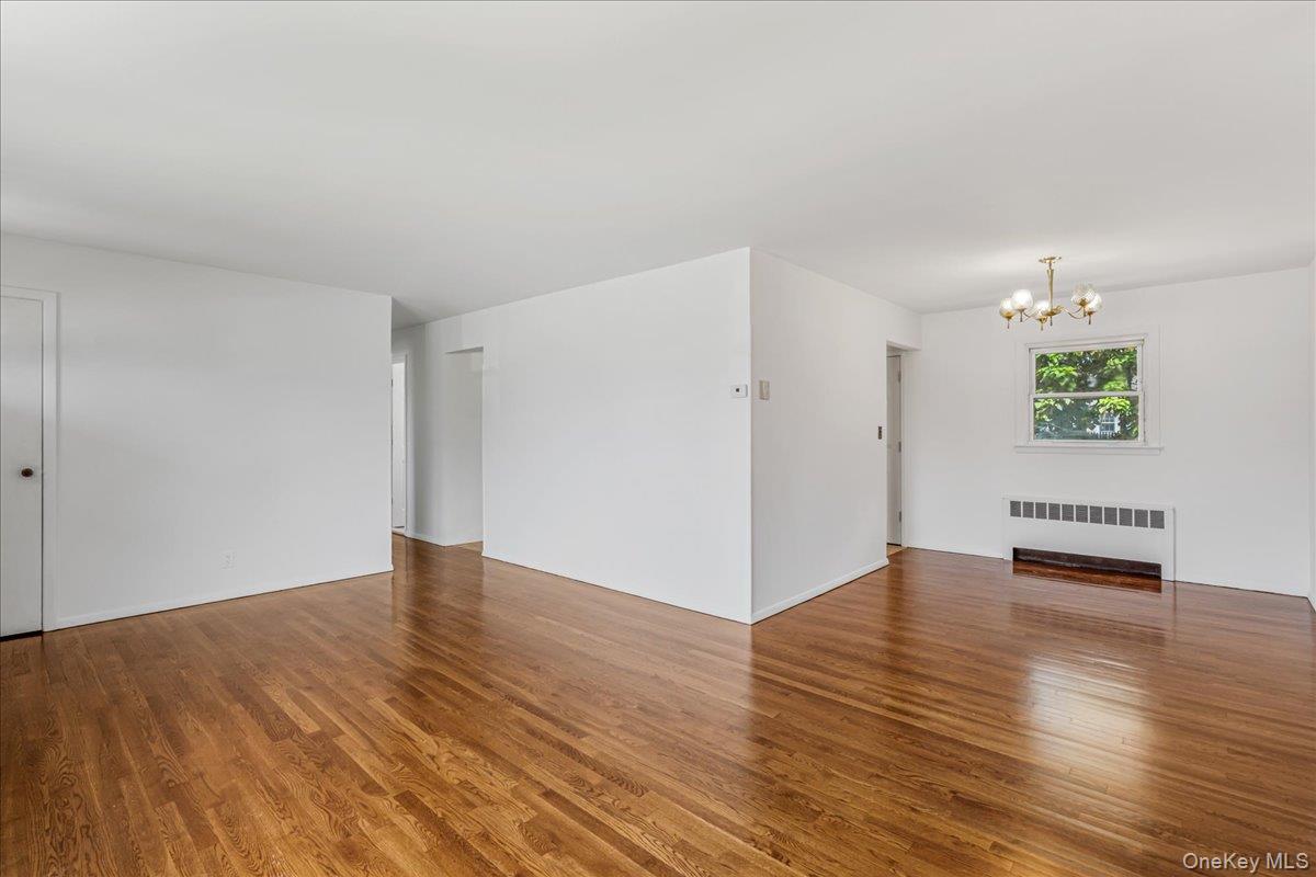 19 Dakota Street, Hicksville, NY 11801