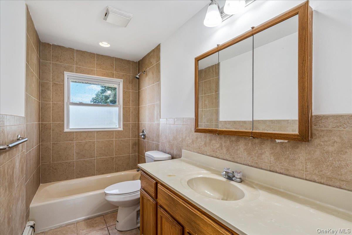 19 Dakota Street, Hicksville, NY 11801