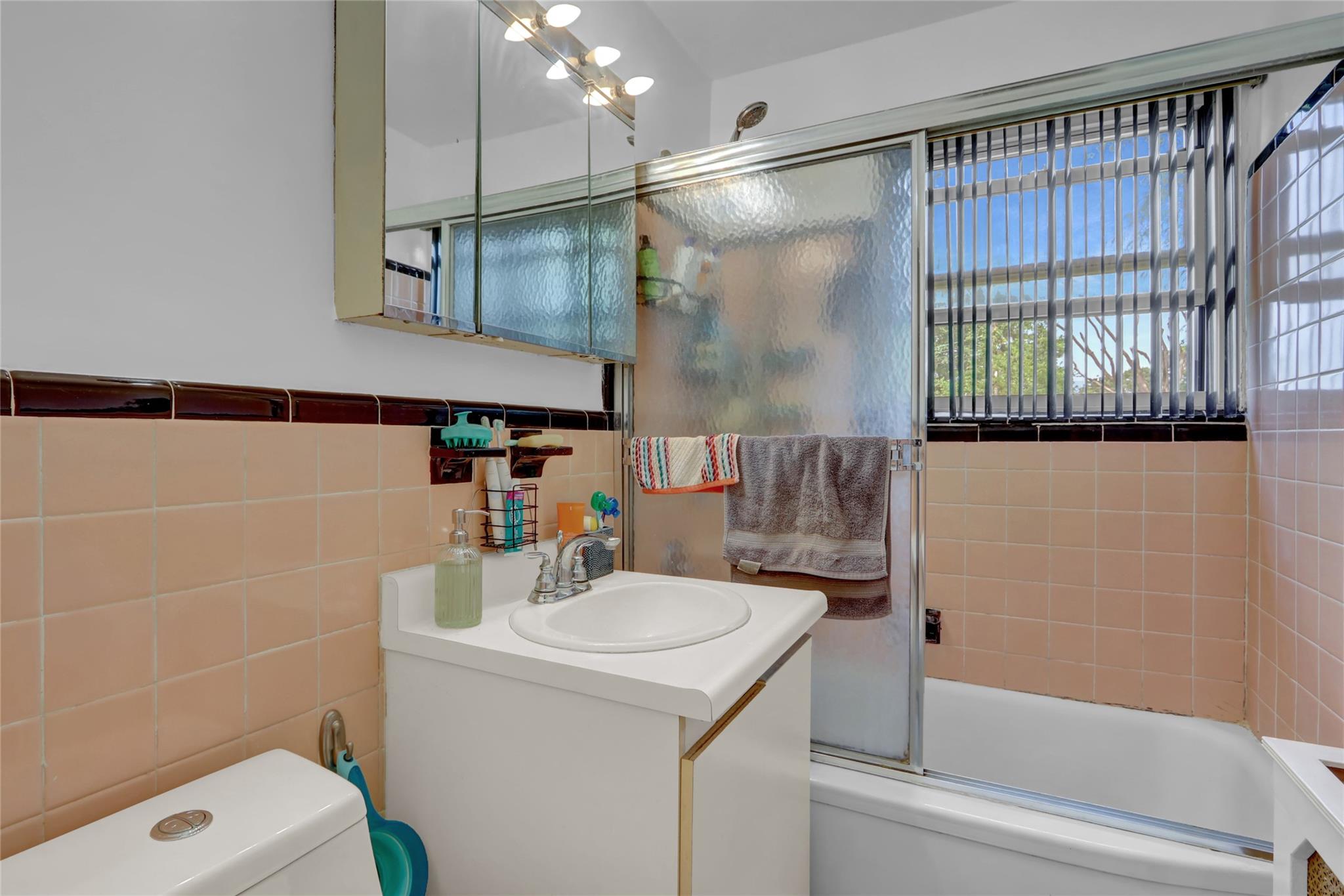 1061 Fenwood Dr # 3, Valley Stream, NY 11580