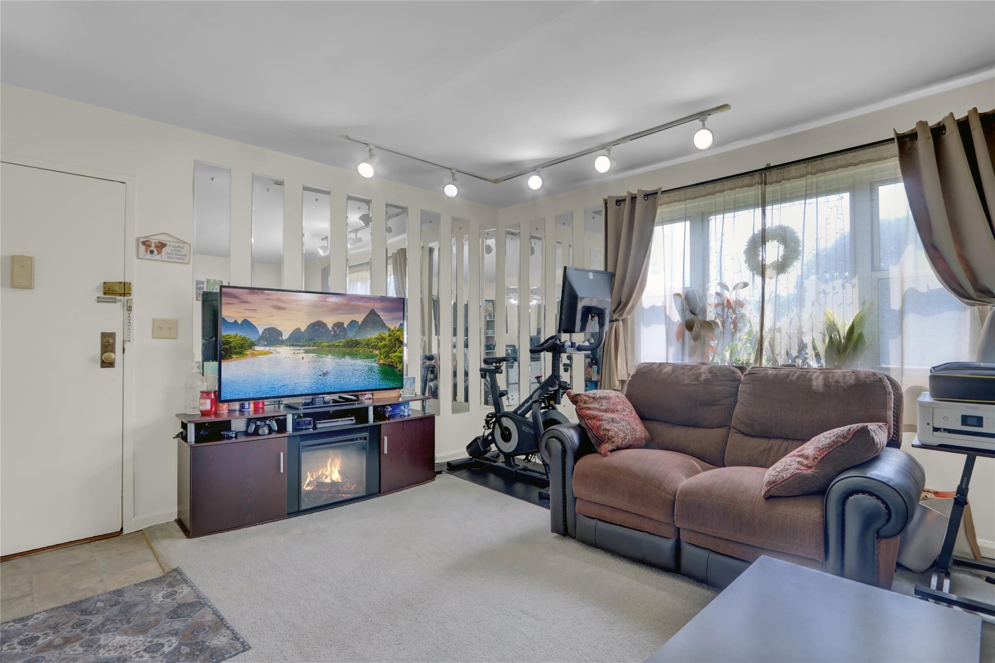 1061 Fenwood Dr # 3, Valley Stream, NY 11580