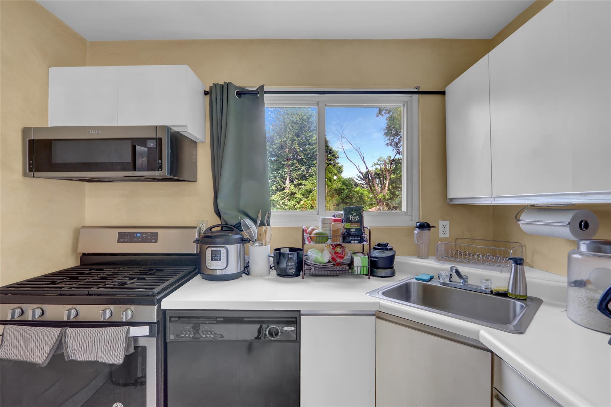 1061 Fenwood Dr # 3, Valley Stream, NY 11580