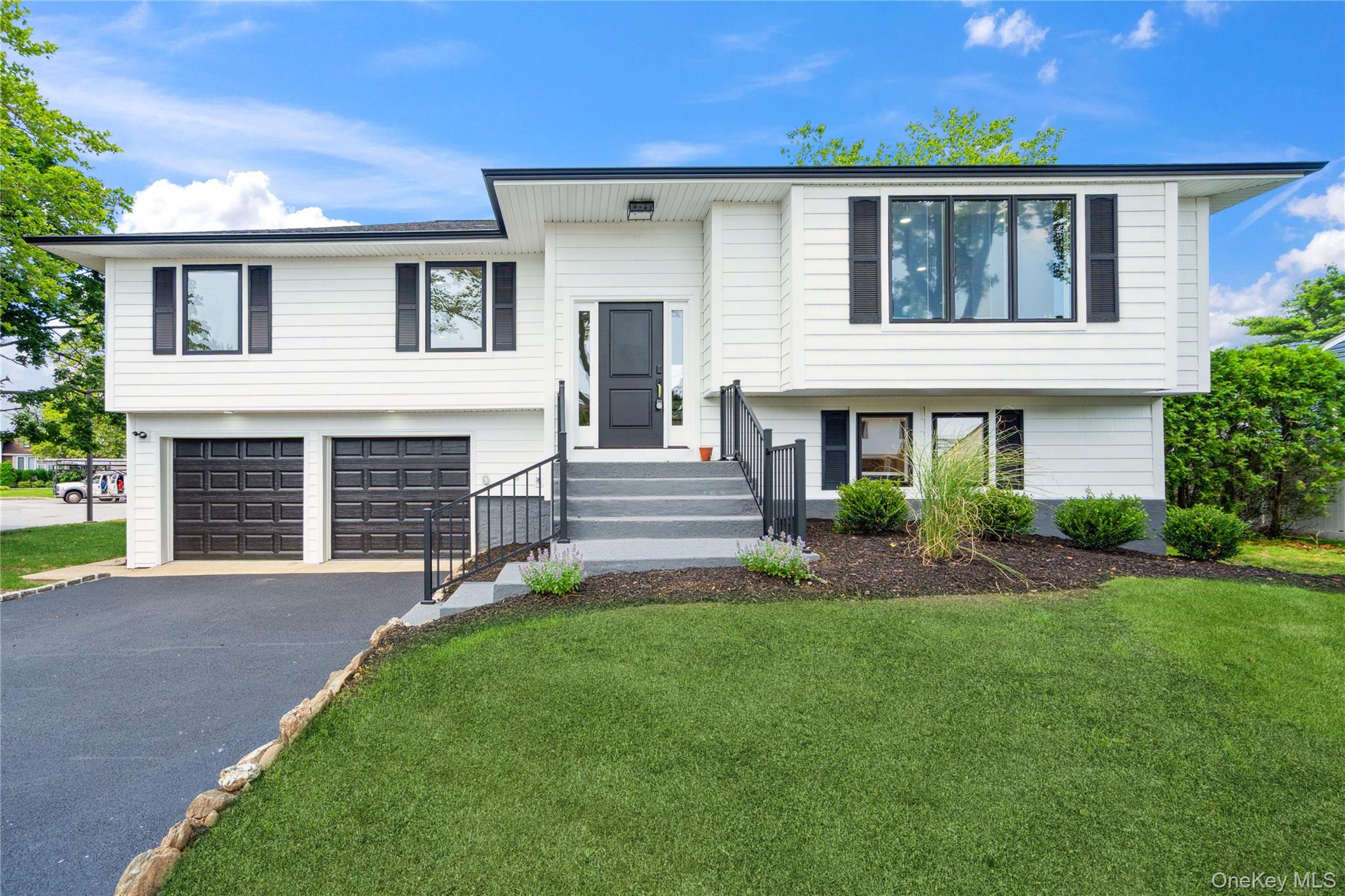 43 Acorn Lane, Plainview, NY 11803