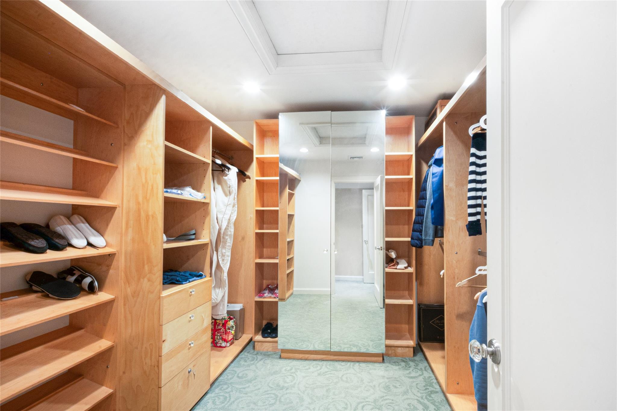 20 Sussex Road, Great Neck, NY 11020