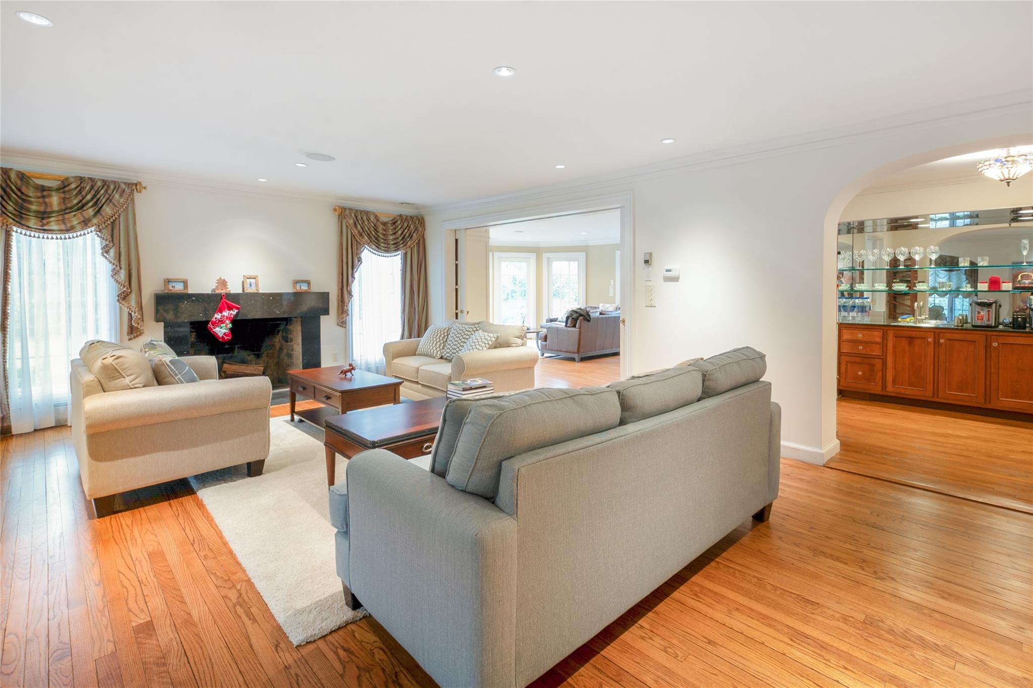 20 Sussex Road, Great Neck, NY 11020