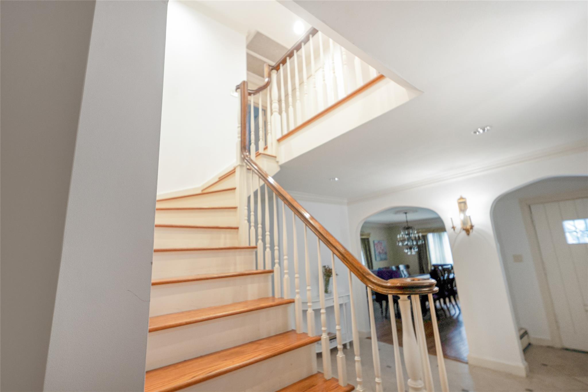 20 Sussex Road, Great Neck, NY 11020