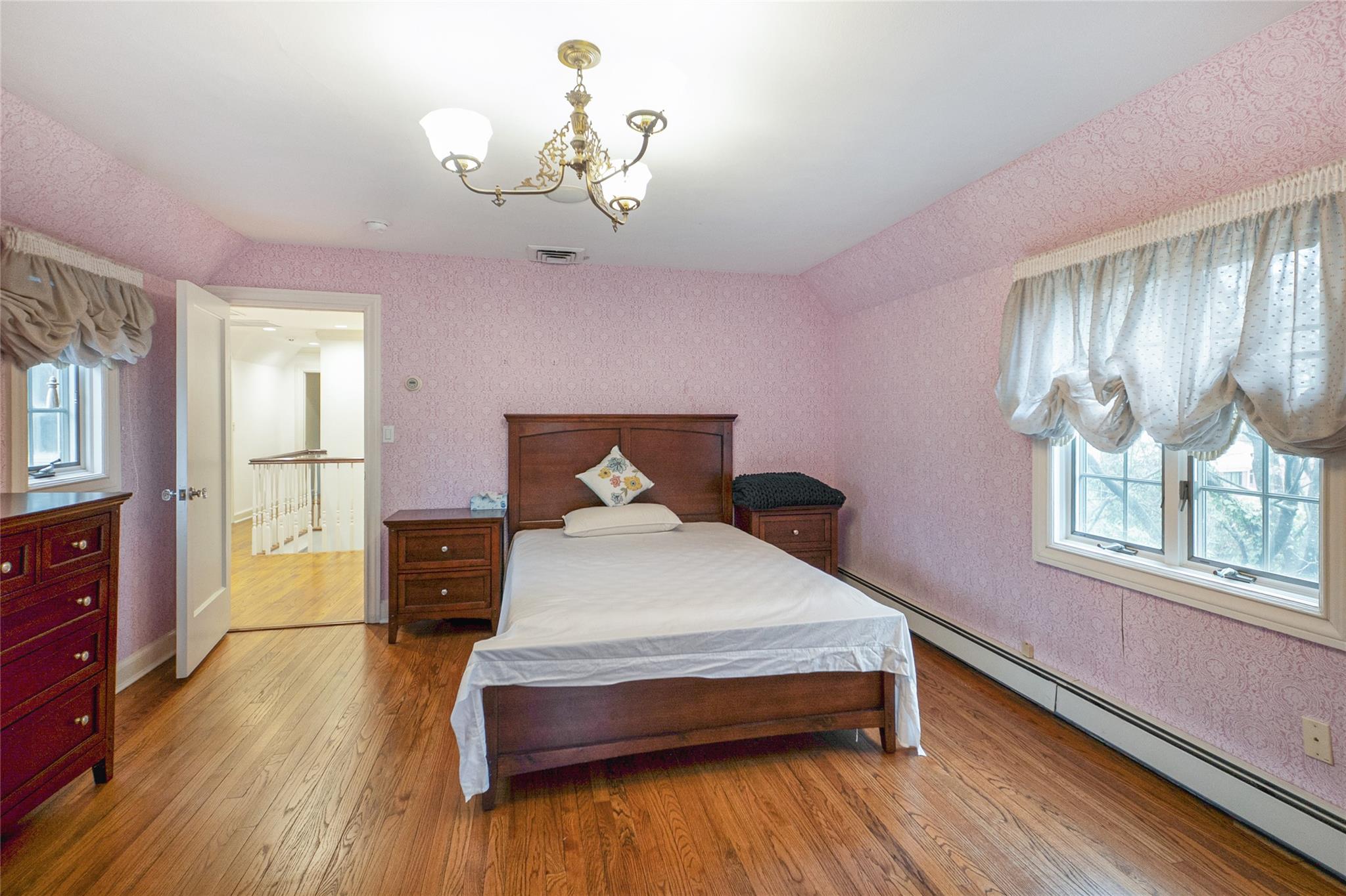 20 Sussex Road, Great Neck, NY 11020