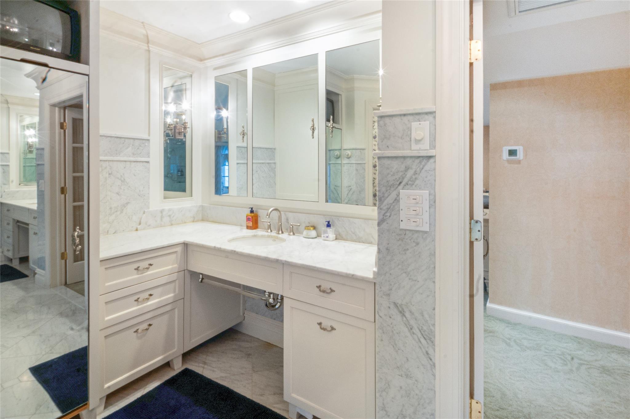 20 Sussex Road, Great Neck, NY 11020