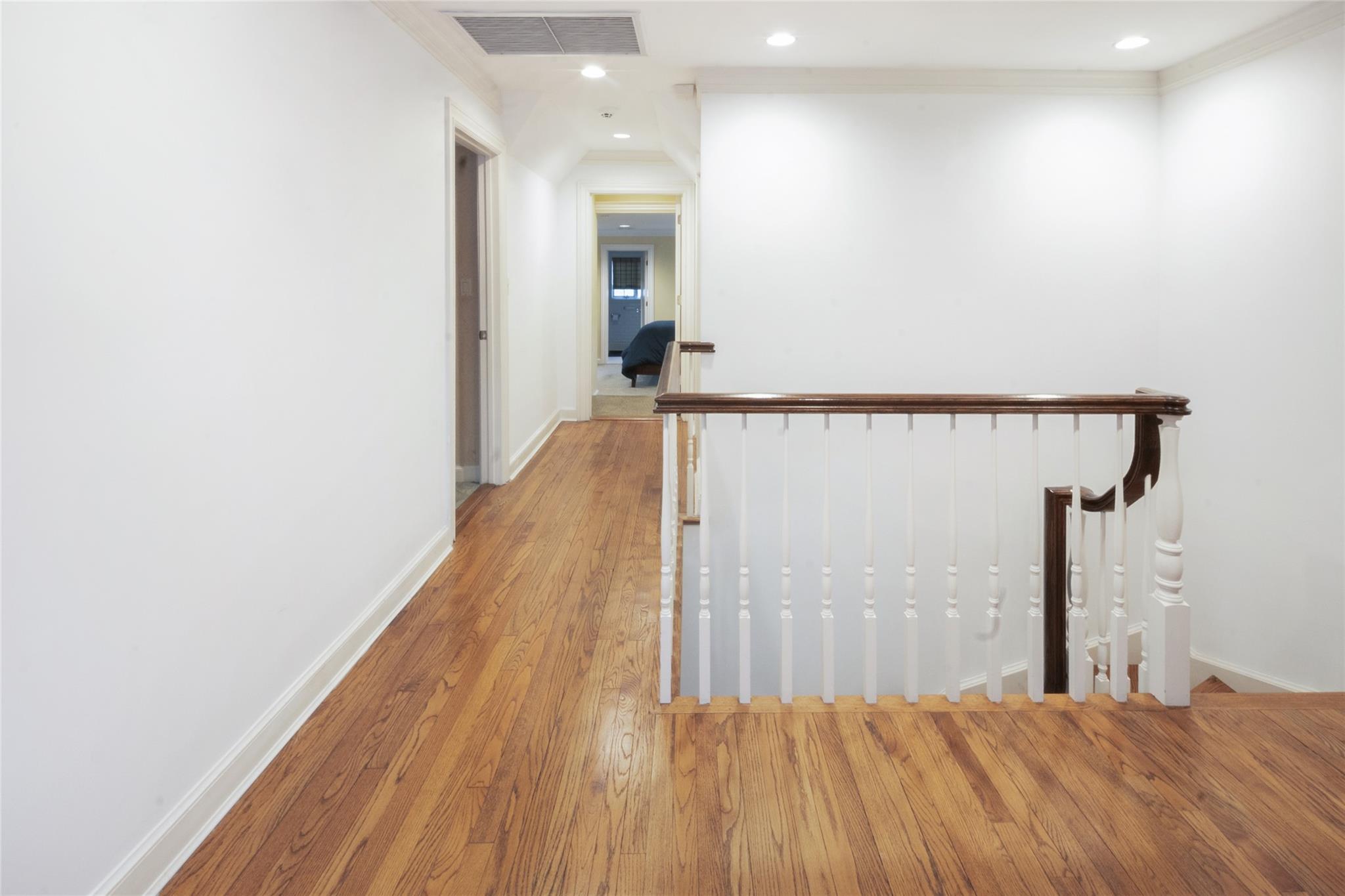 20 Sussex Road, Great Neck, NY 11020