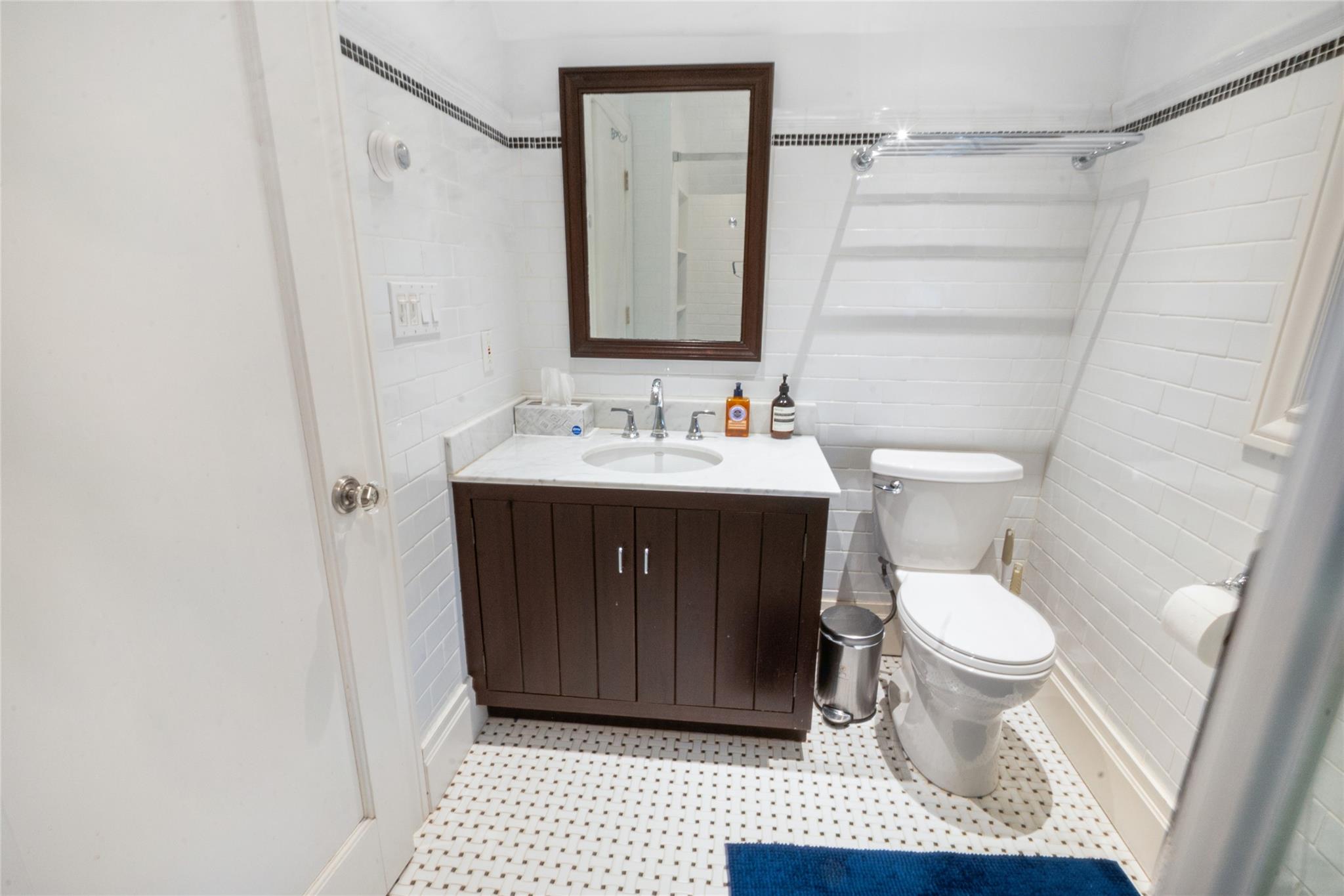 20 Sussex Road, Great Neck, NY 11020