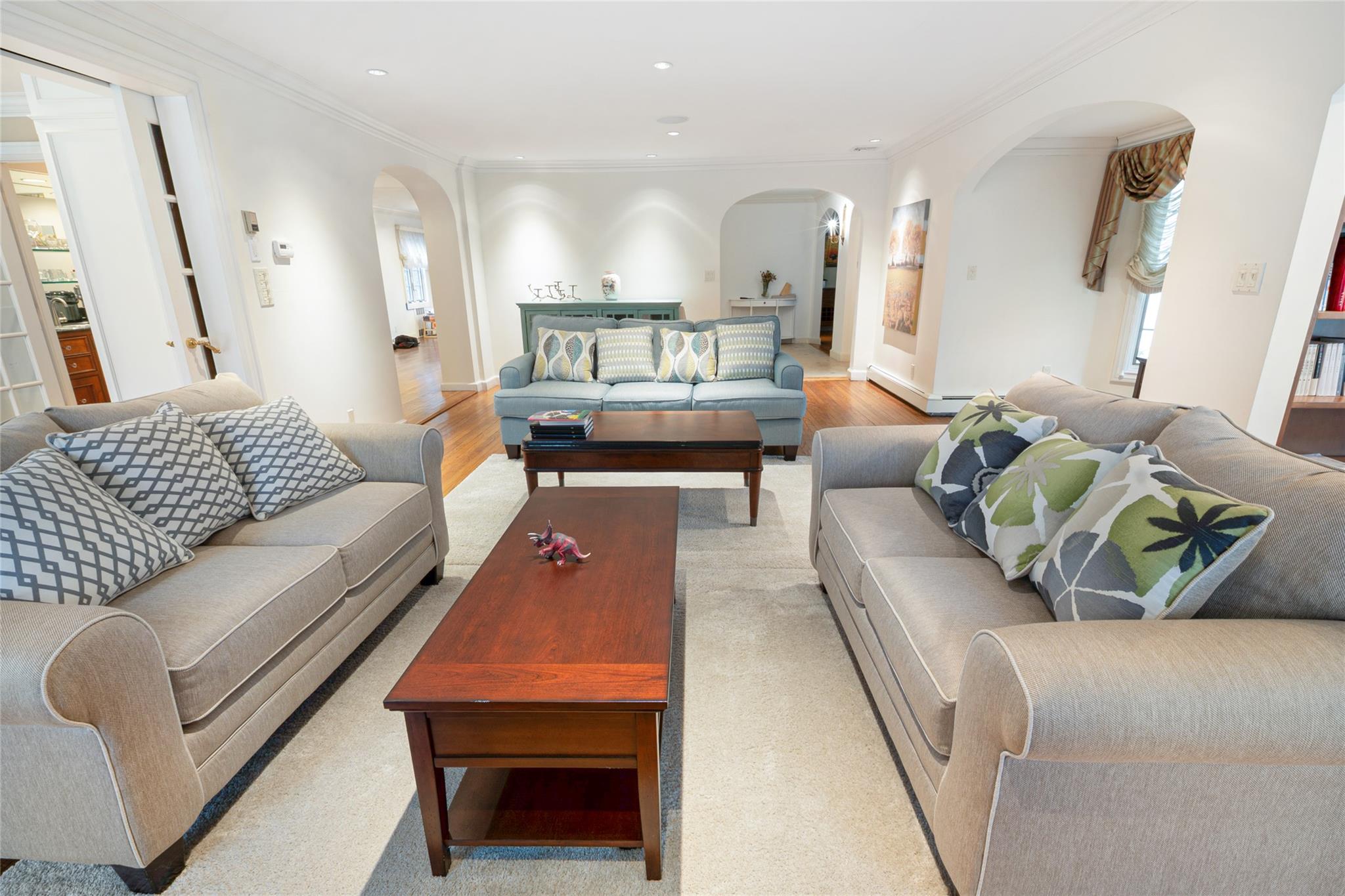 20 Sussex Road, Great Neck, NY 11020