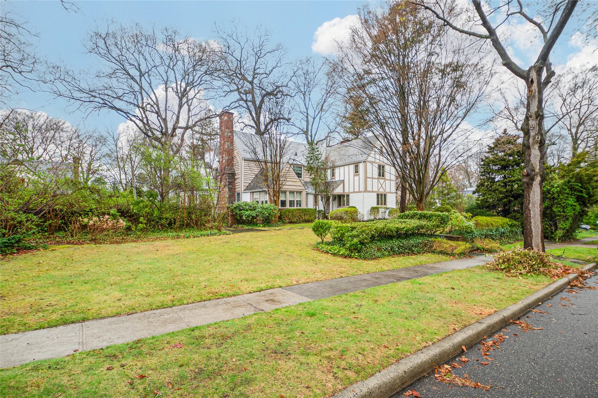 20 Sussex Road, Great Neck, NY 11020