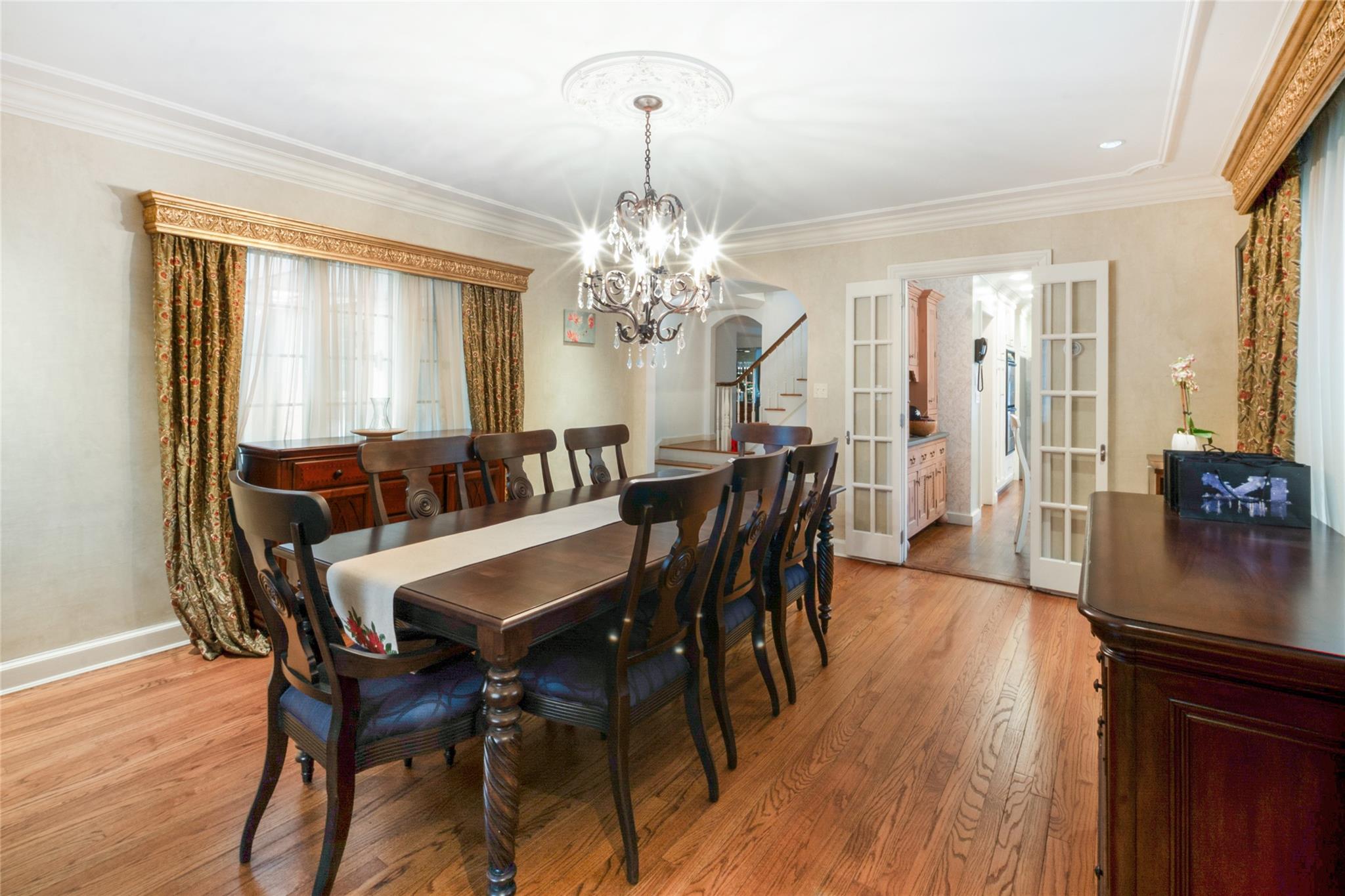 20 Sussex Road, Great Neck, NY 11020