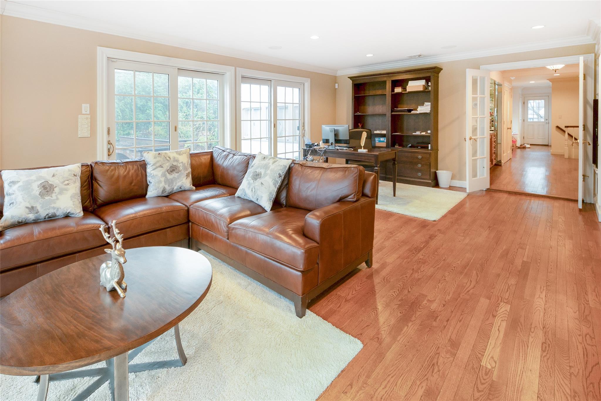 20 Sussex Road, Great Neck, NY 11020