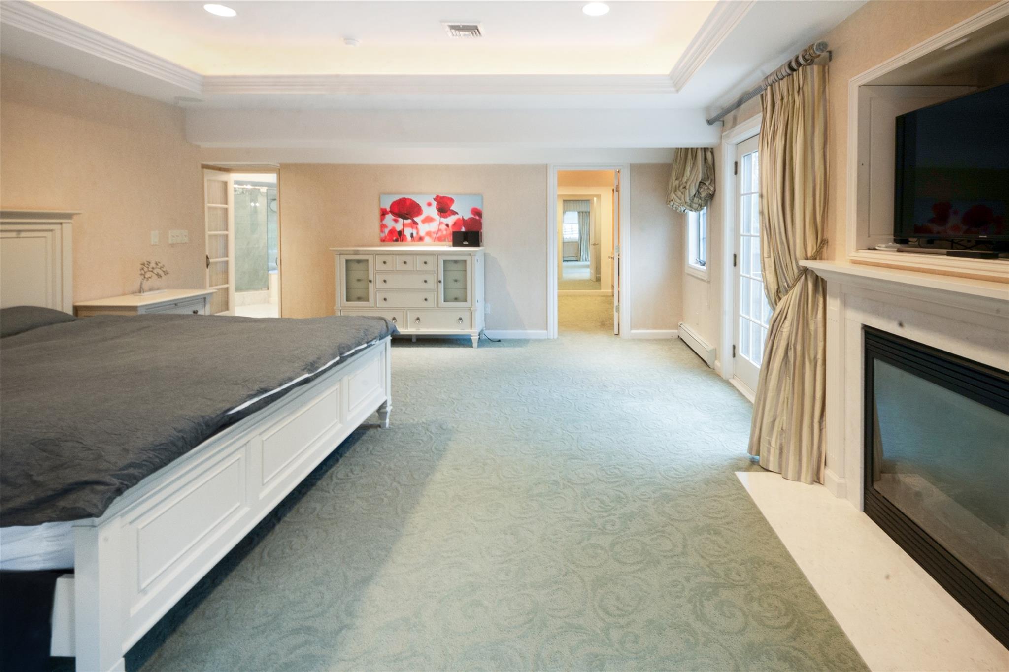 20 Sussex Road, Great Neck, NY 11020