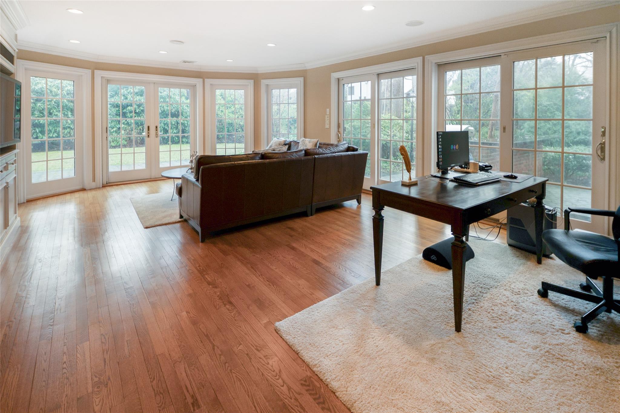 20 Sussex Road, Great Neck, NY 11020