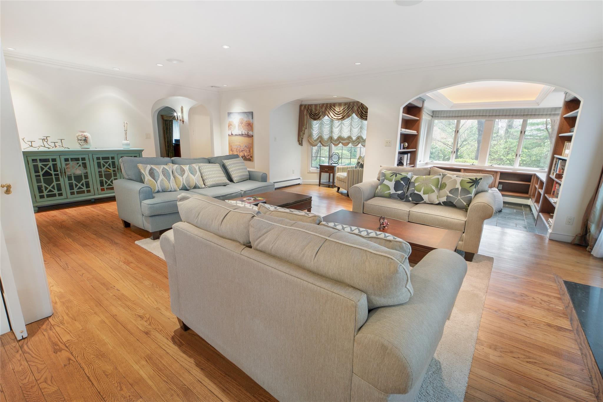 20 Sussex Road, Great Neck, NY 11020