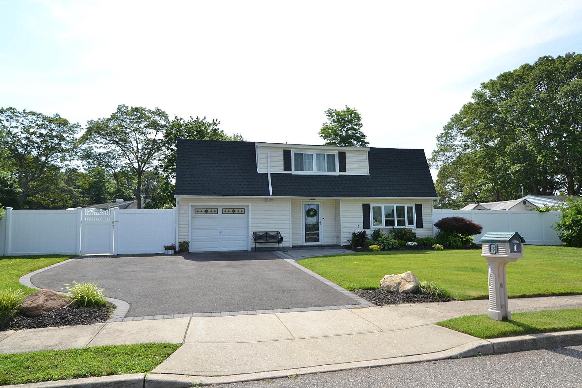 11 College Hills Drive, Farmingville, NY 11738
