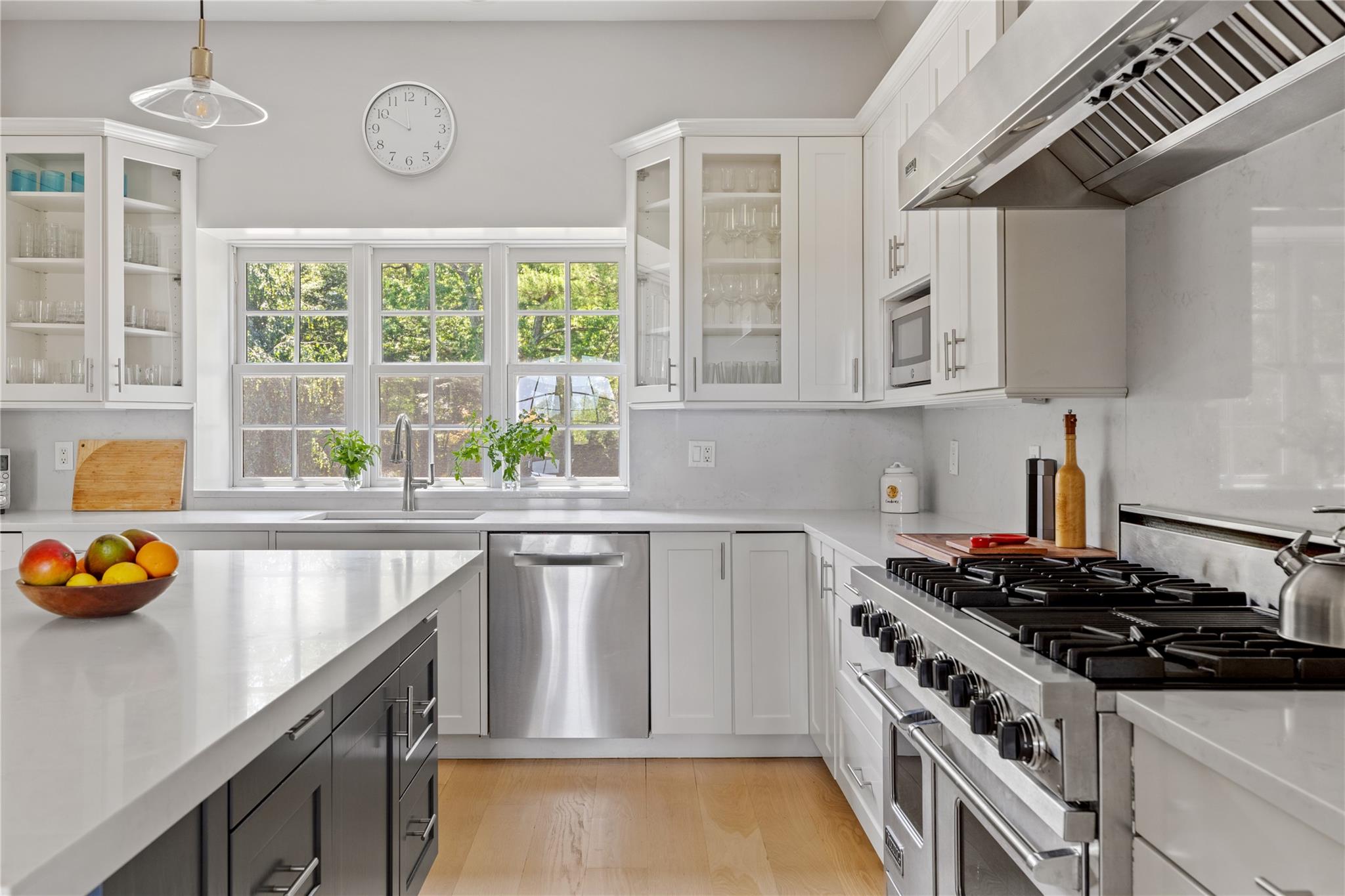 12 North Road, Laurel Hollow, NY 11771