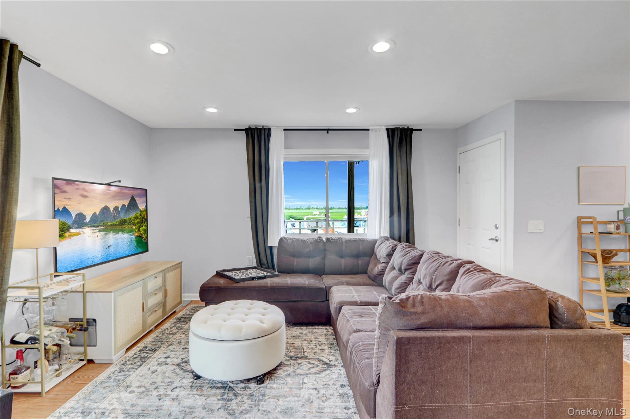 1 Anchorage Way # 301, Freeport, NY 11520