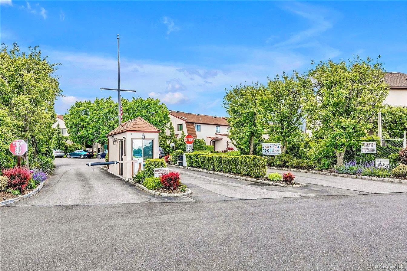 1 Anchorage Way # 301, Freeport, NY 11520