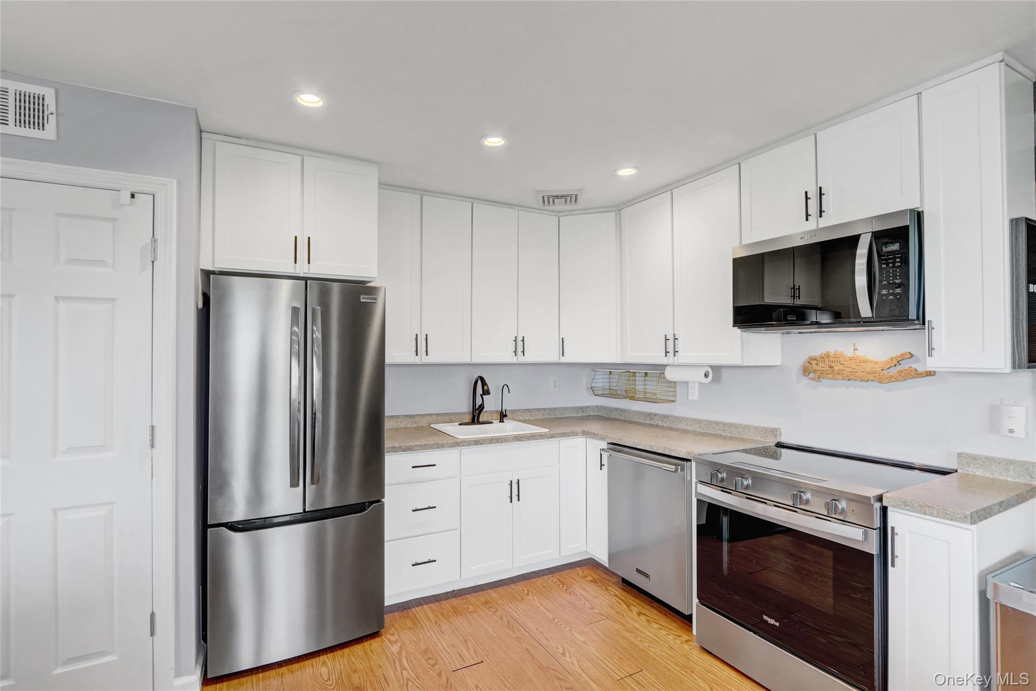 1 Anchorage Way # 301, Freeport, NY 11520