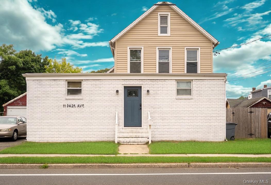 11 Park Ave, Babylon, NY 11702