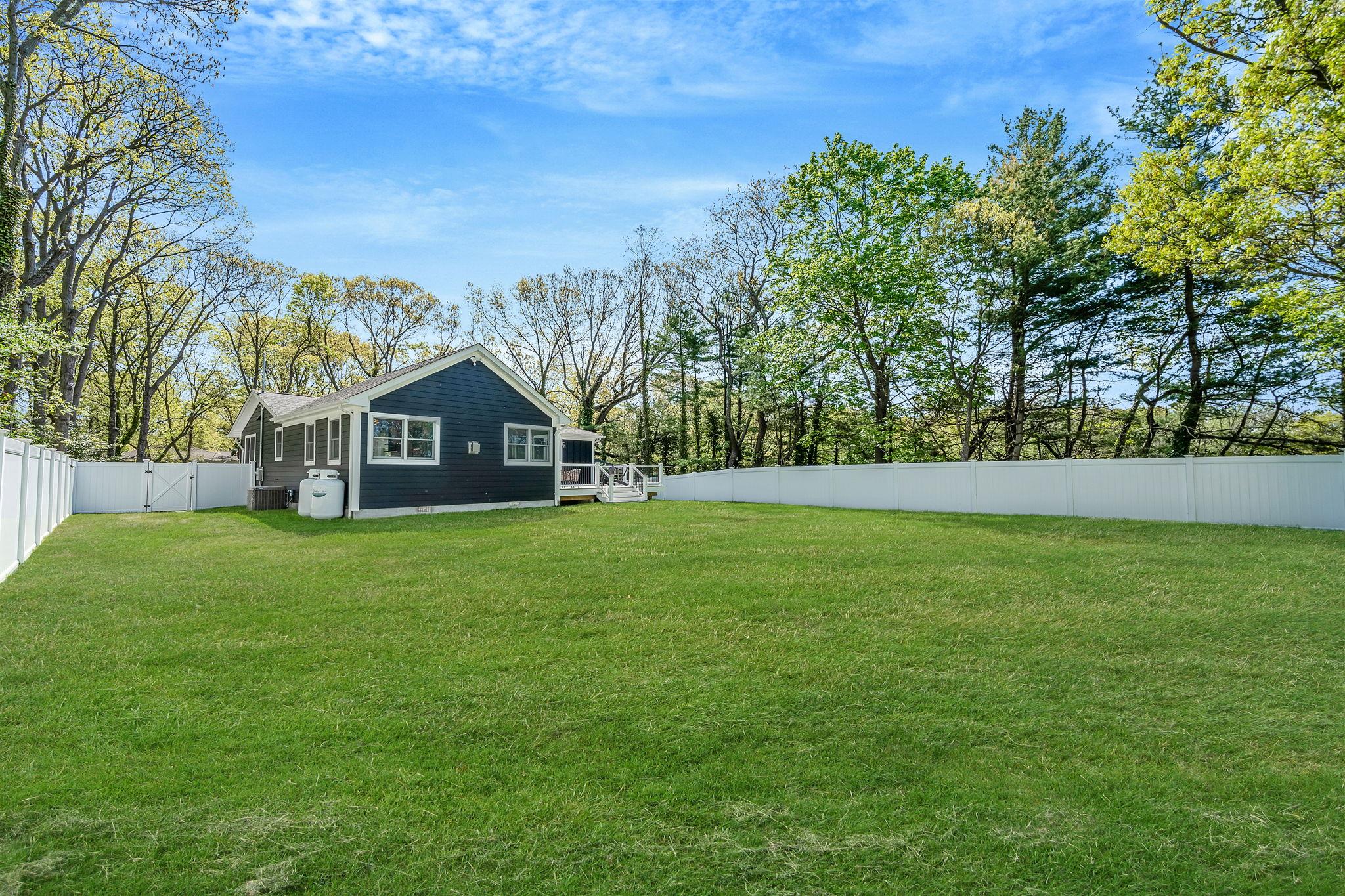 40 Friendly Road, Smithtown, NY 11787