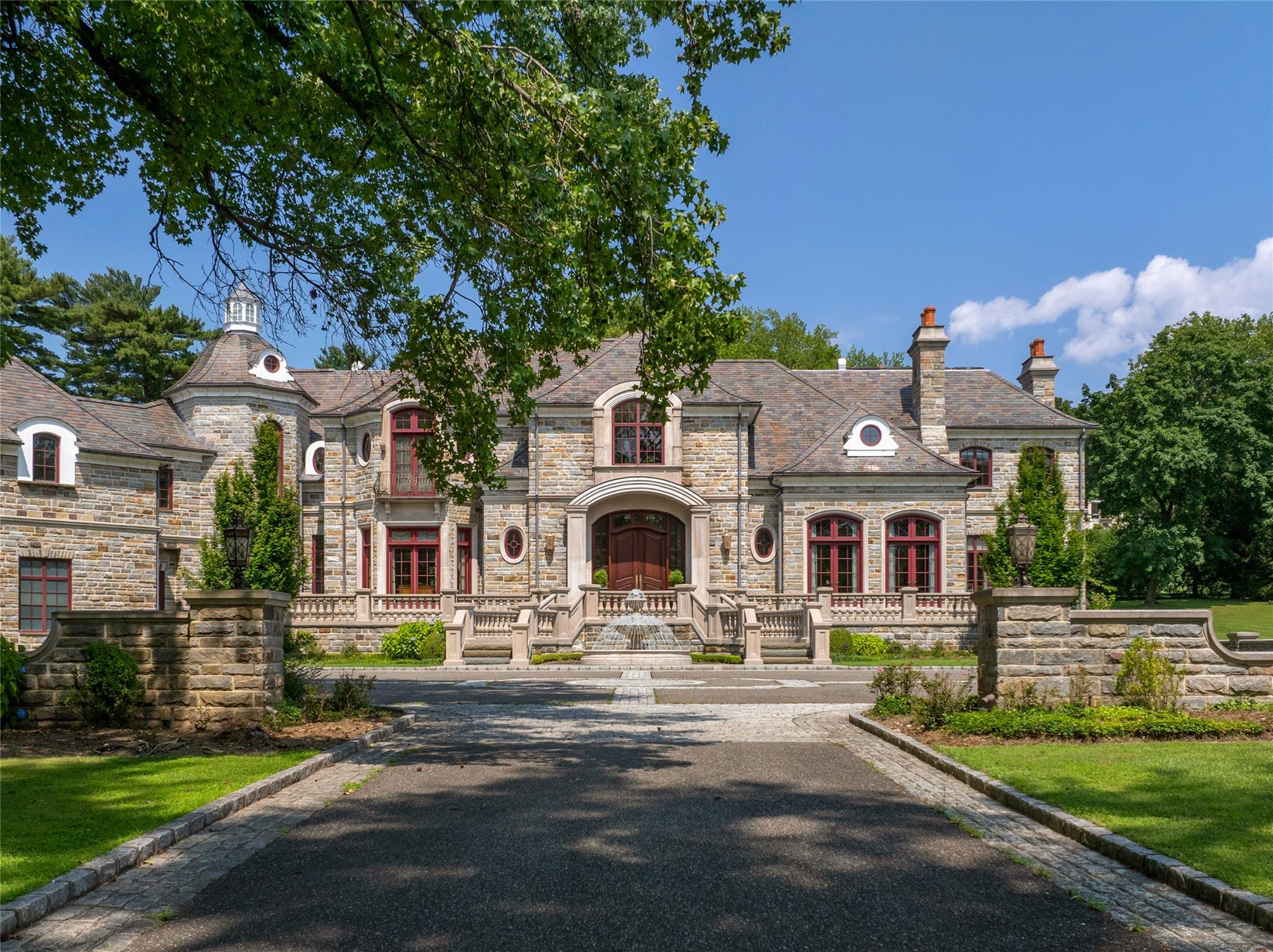 102 Horseshoe Road, Mill Neck, NY 11765