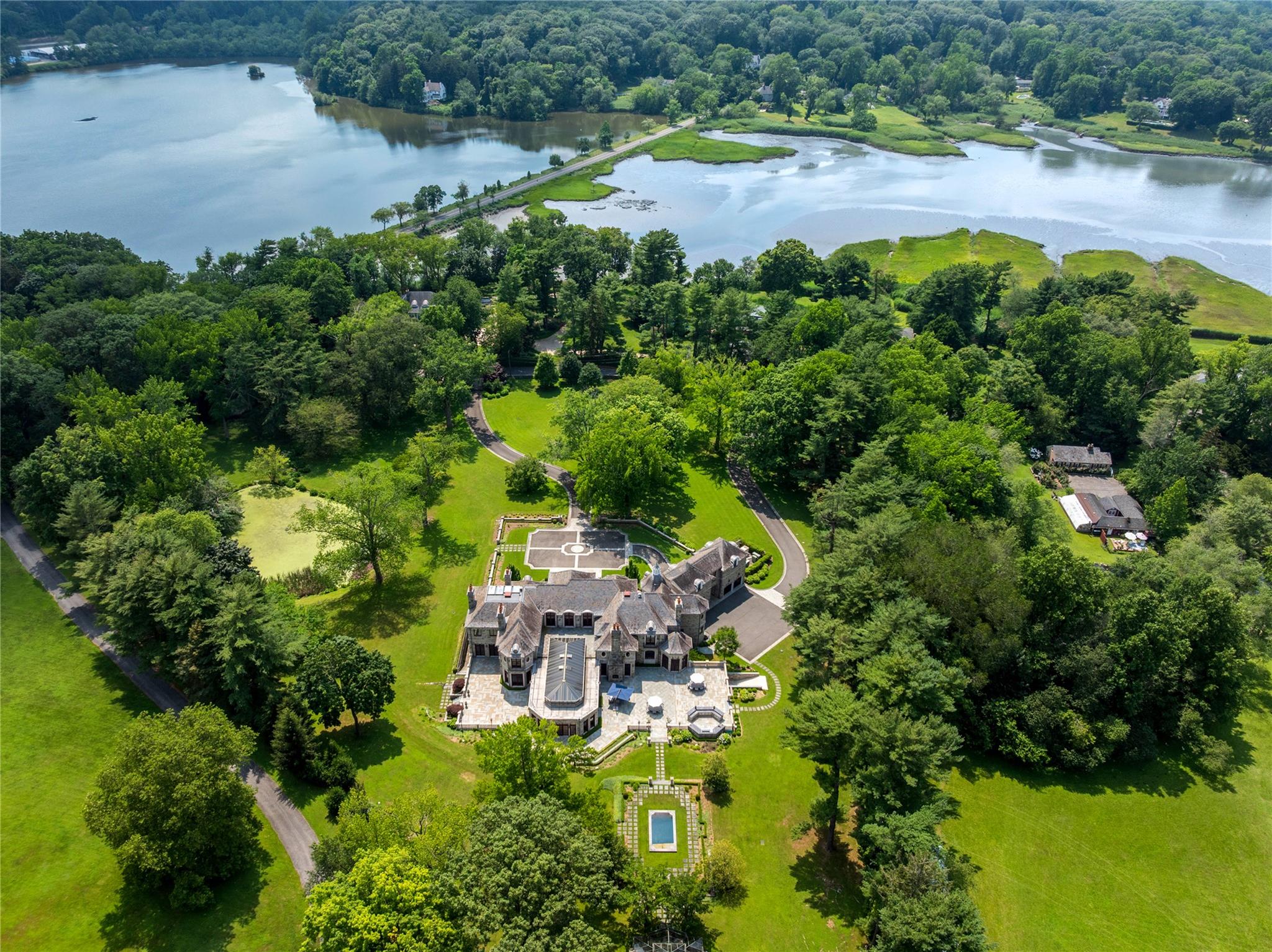 102 Horseshoe Road, Mill Neck, NY 11765