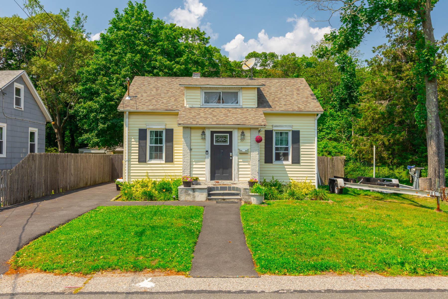 37 Andrew Avenue, Islip Terrace, NY 11752