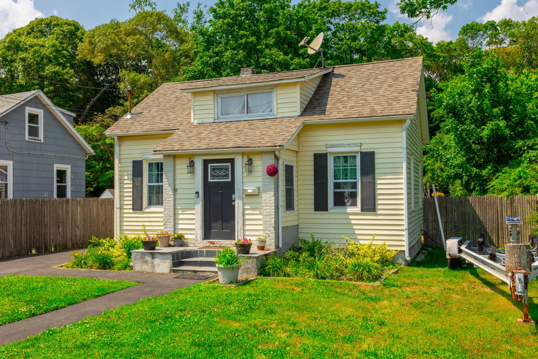 37 Andrew Avenue, Islip Terrace, NY 11752