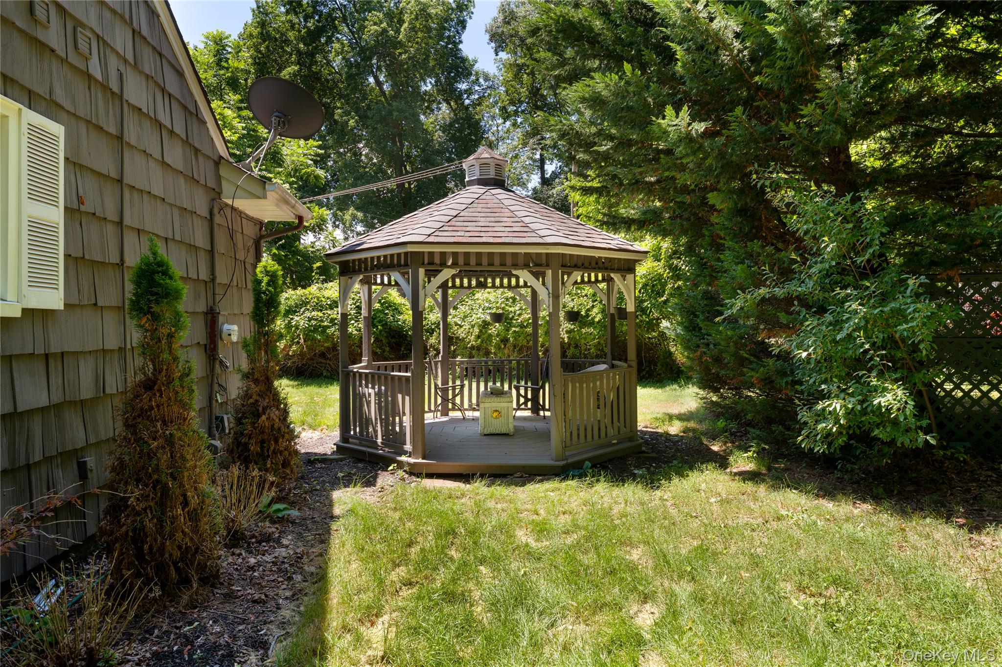 11 Quaker Path, Stony Brook, NY 11790