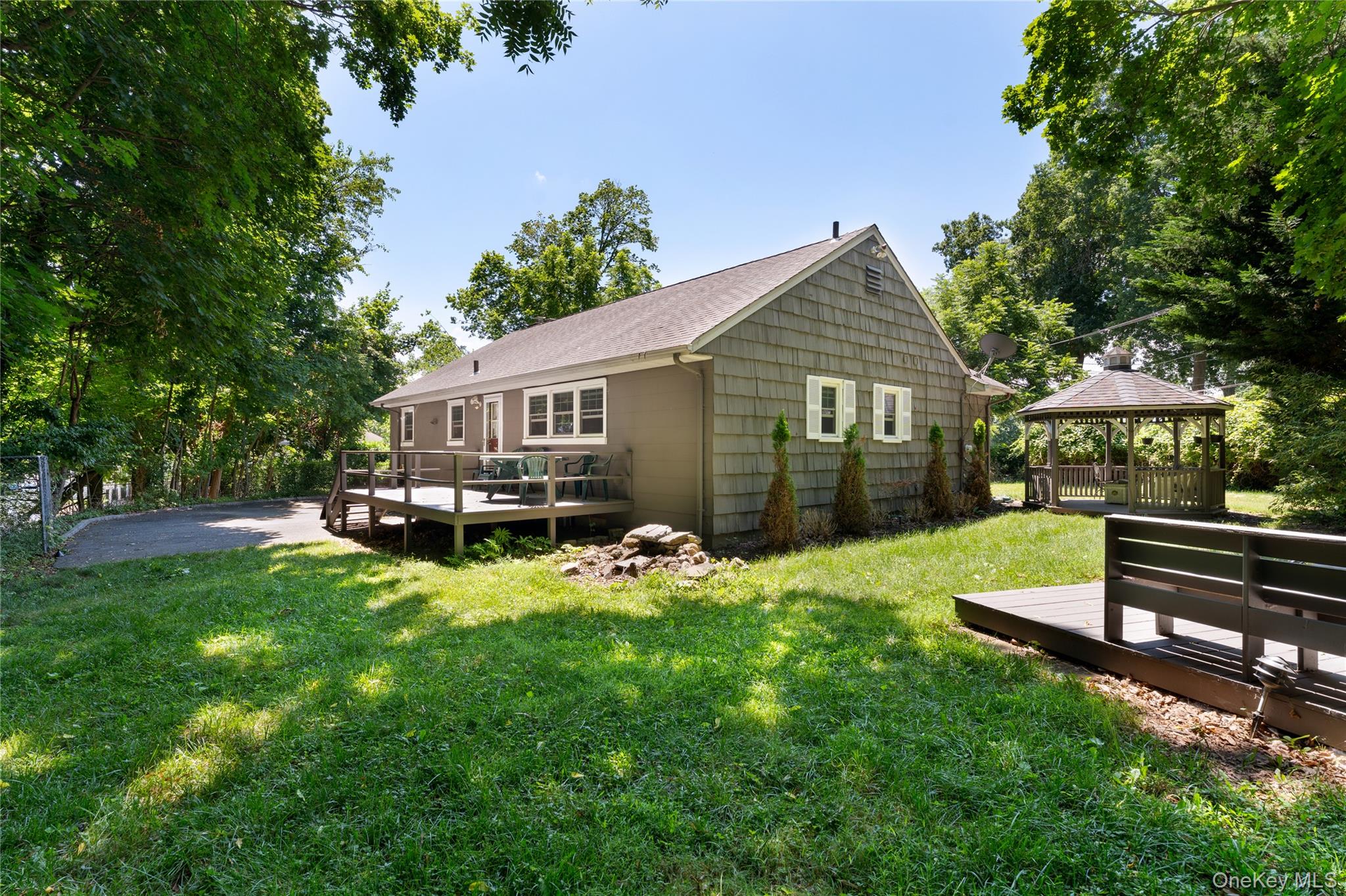 11 Quaker Path, Stony Brook, NY 11790