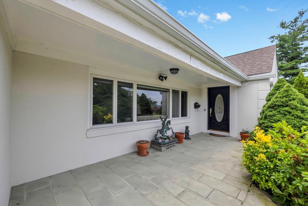 75 Greenleaf Hill, Great Neck, NY 11023