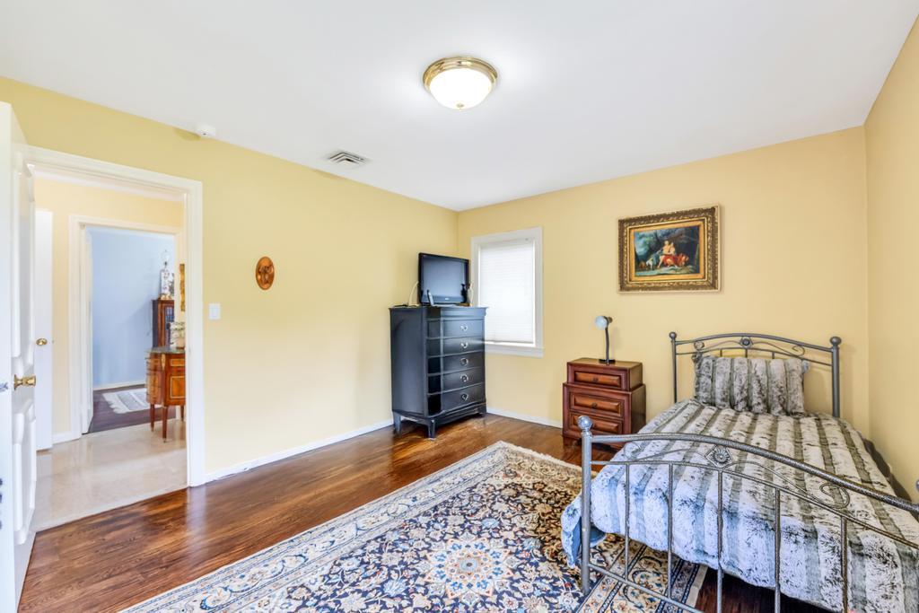 75 Greenleaf Hill, Great Neck, NY 11023