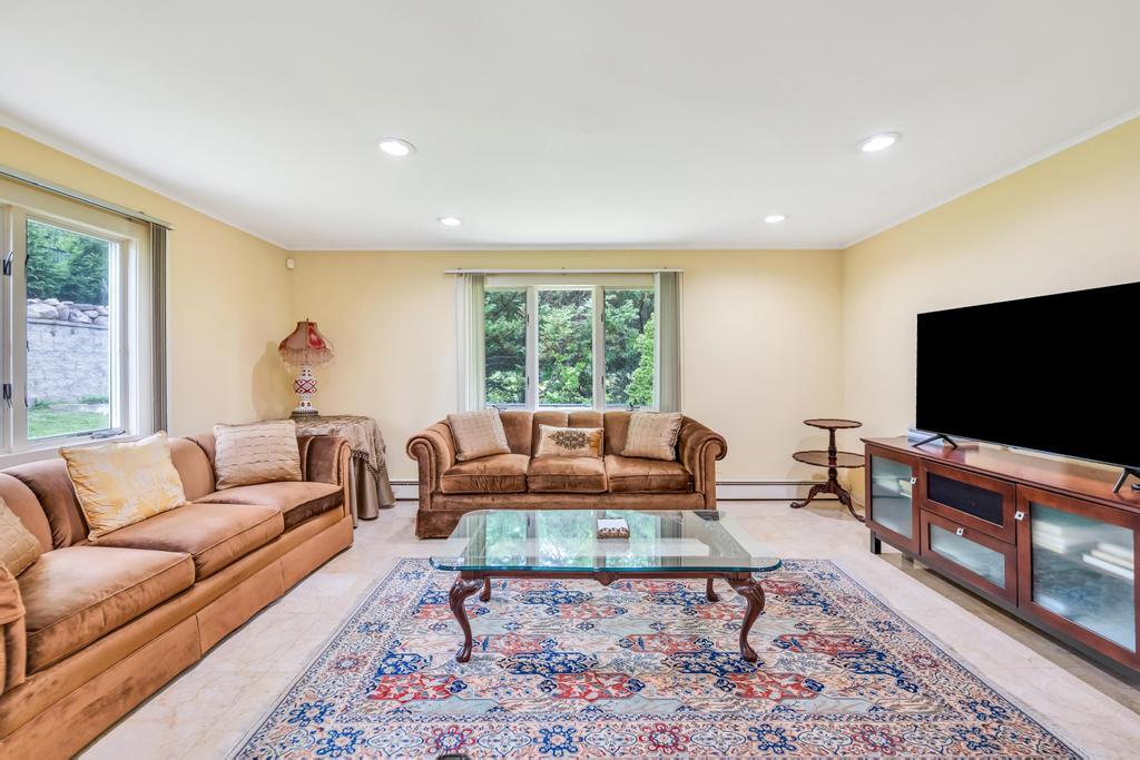 75 Greenleaf Hill, Great Neck, NY 11023